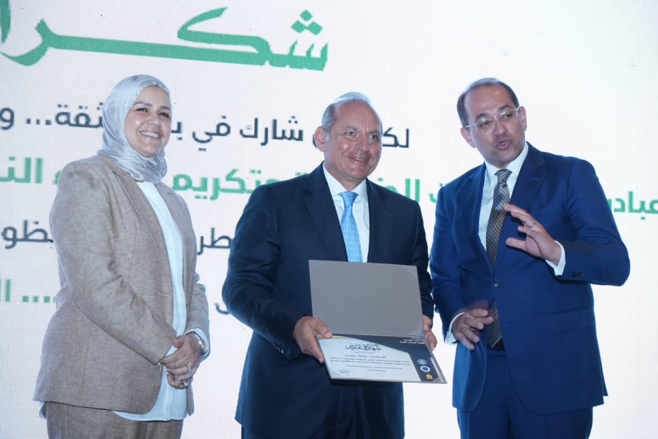 وزير المالية يكرم عددًا من الممولين المتميزين