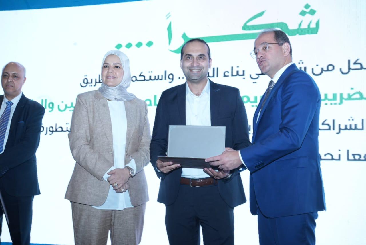 وزير المالية يكرم عددًا من الممولين المتميزين