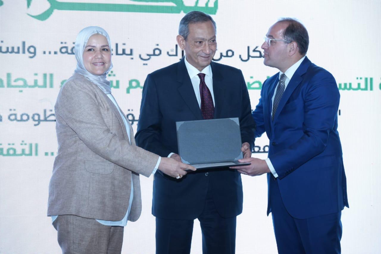 وزير المالية يكرم عددًا من الممولين المتميزين