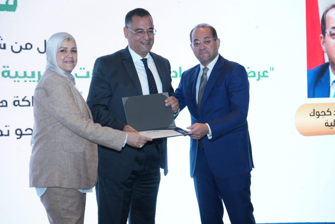 وزير المالية يكرم عددًا من الممولين المتميزين