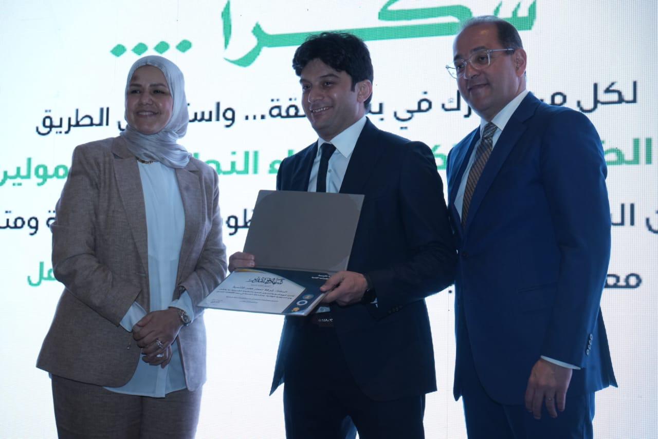 وزير المالية يكرم عددًا من الممولين المتميزين