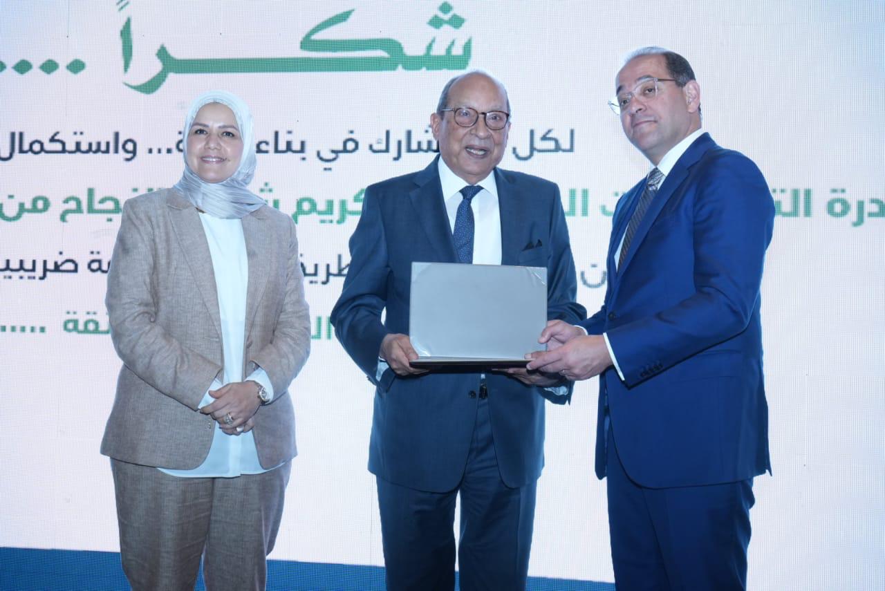 وزير المالية يكرم عددًا من الممولين المتميزين