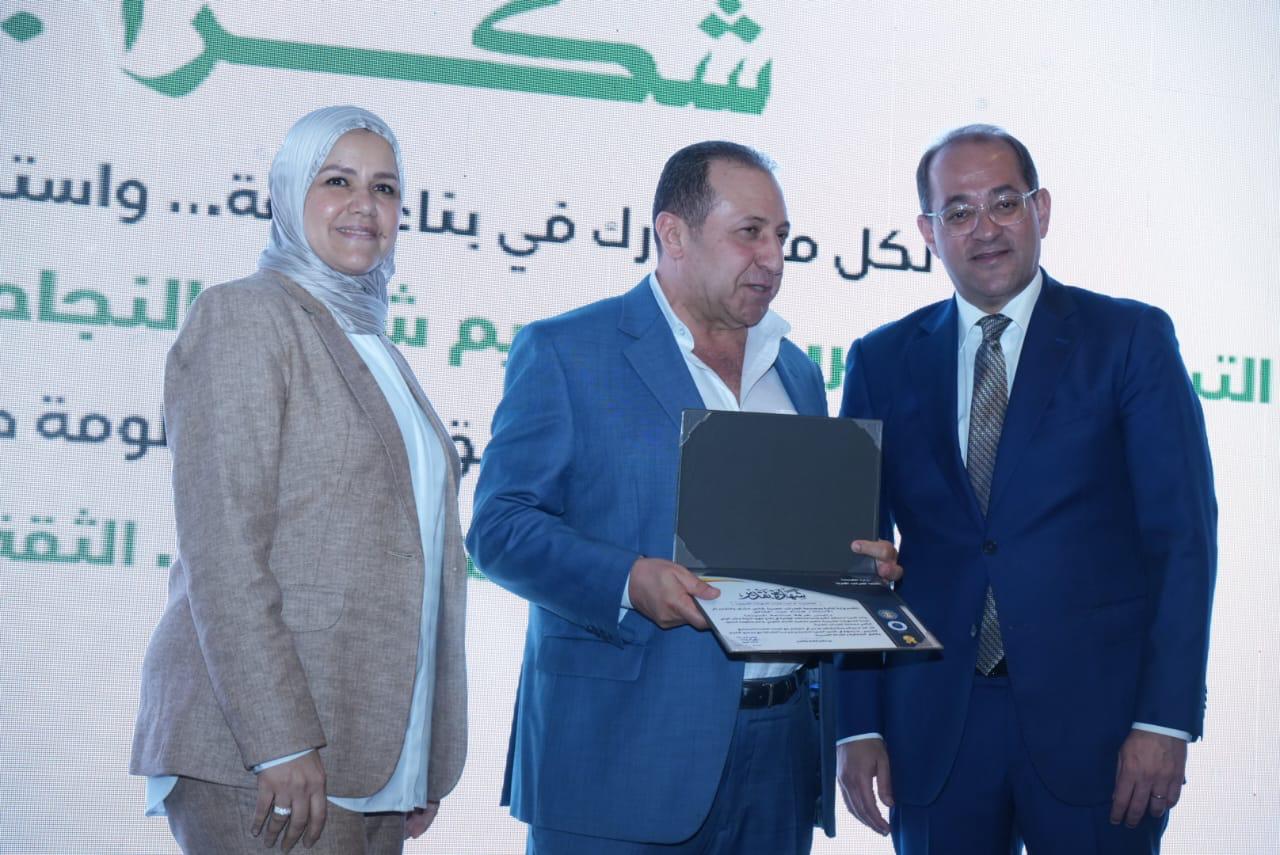 وزير المالية يكرم عددًا من الممولين المتميزين
