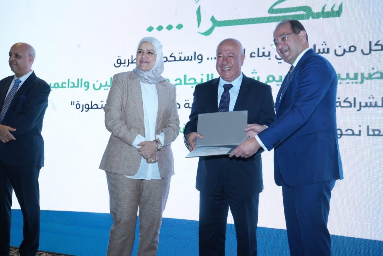 وزير المالية يكرم عددًا من الممولين المتميزين