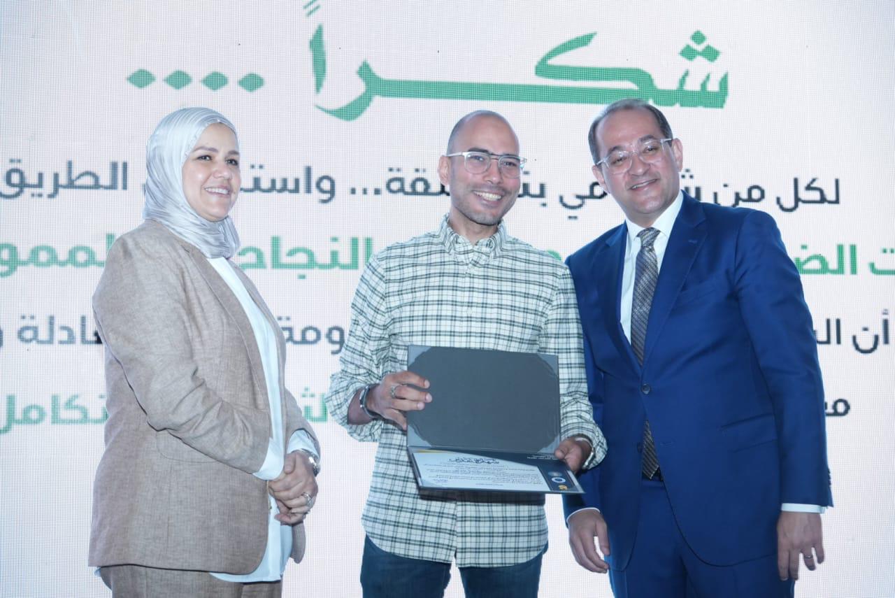 وزير المالية يكرم عددًا من الممولين المتميزين