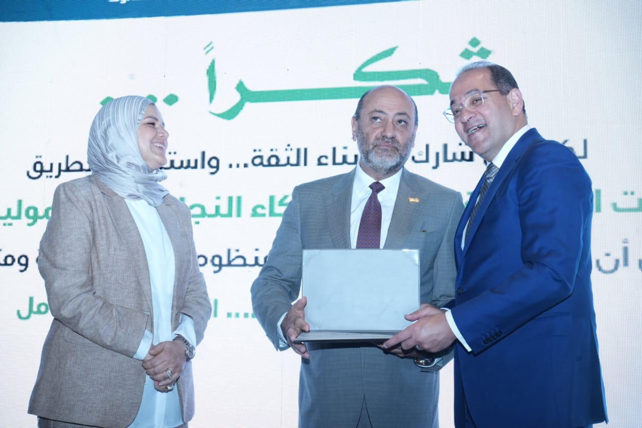 وزير المالية يكرم عددًا من الممولين المتميزين