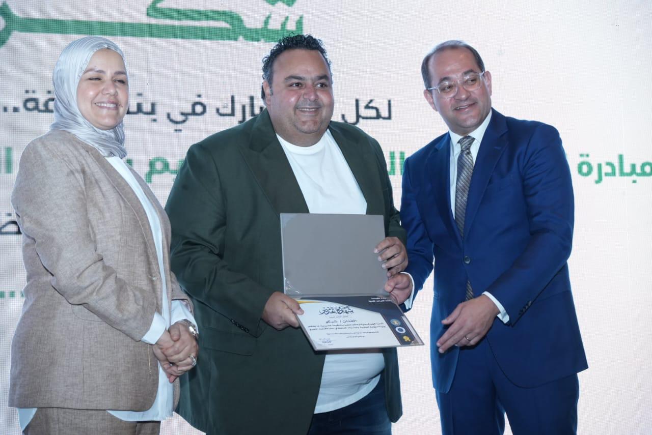 وزير المالية يكرم عددًا من الممولين المتميزين