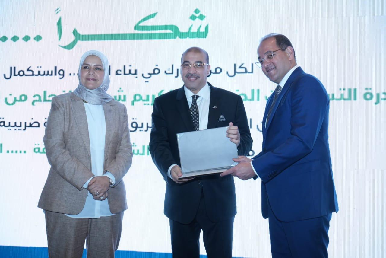 وزير المالية يكرم عددًا من الممولين المتميزين