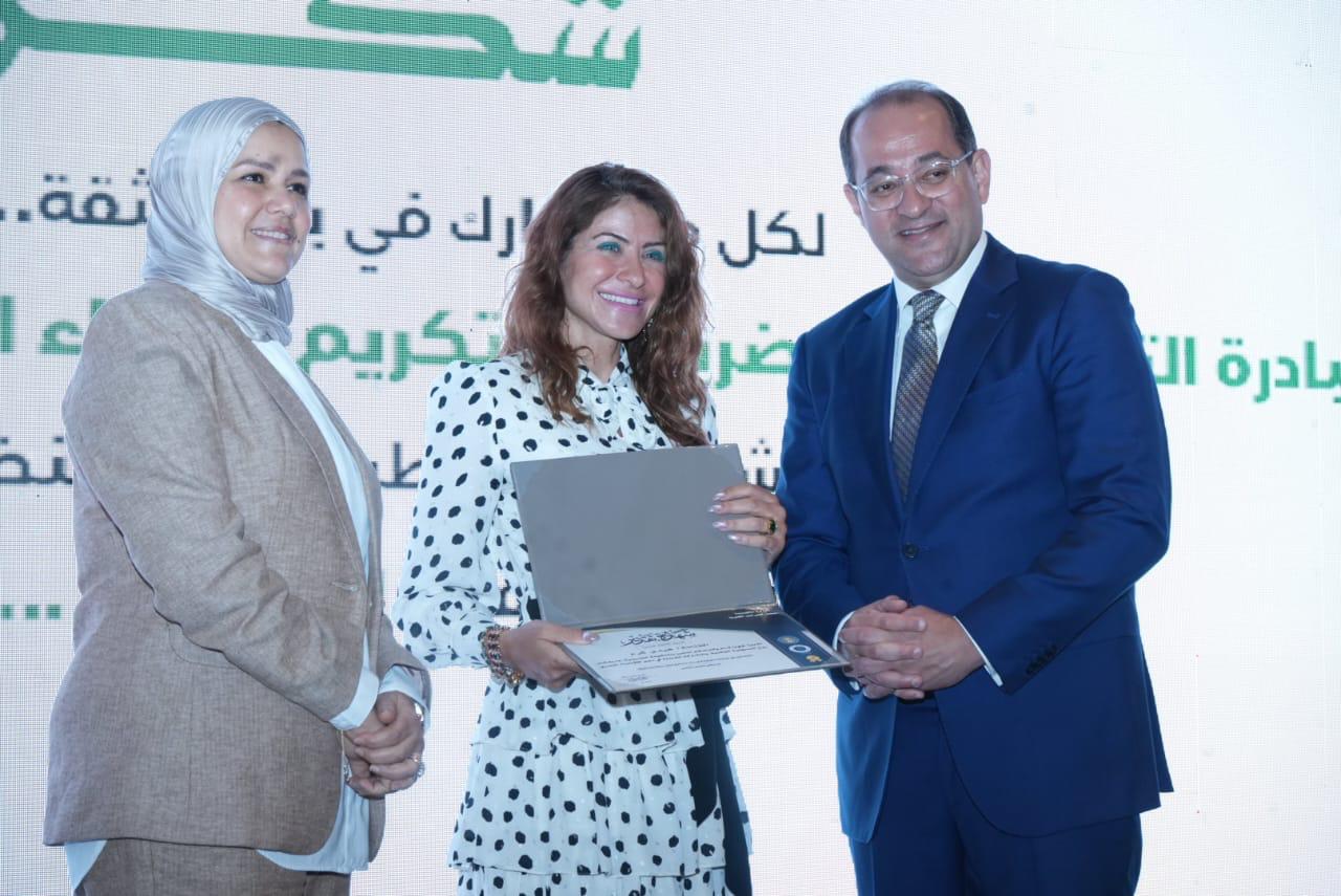 وزير المالية يكرم عددًا من الممولين المتميزين