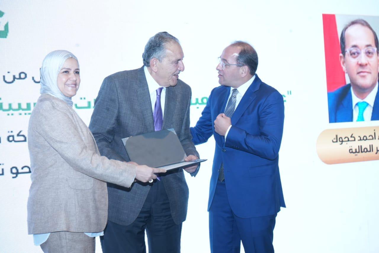وزير المالية يكرم عددًا من الممولين المتميزين