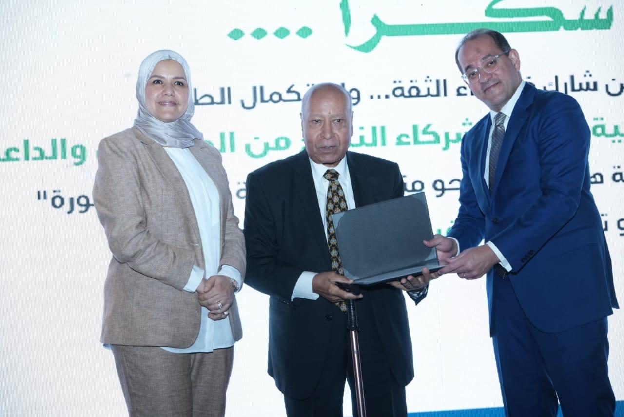وزير المالية يكرم عددًا من الممولين المتميزين