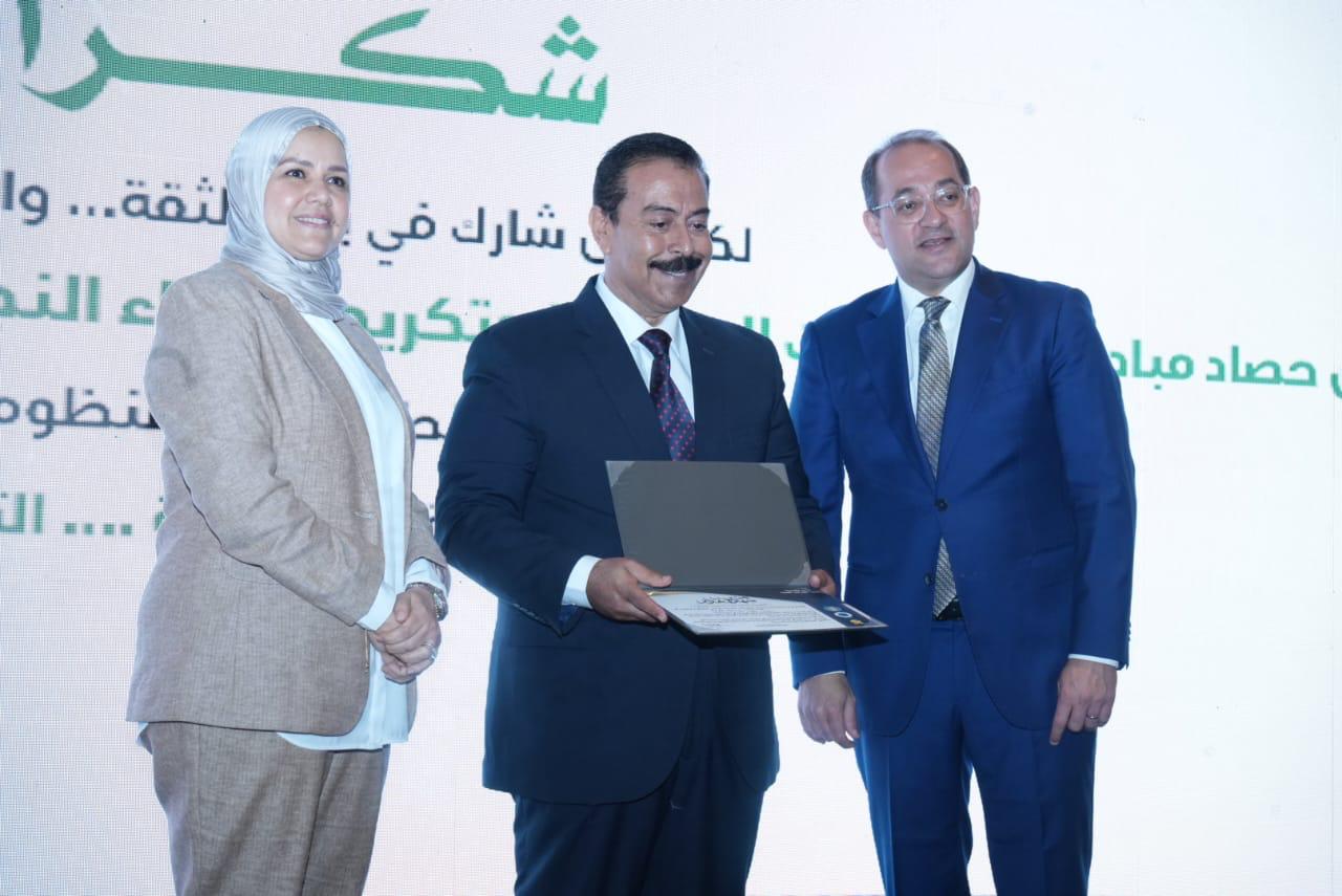 وزير المالية يكرم عددًا من الممولين المتميزين