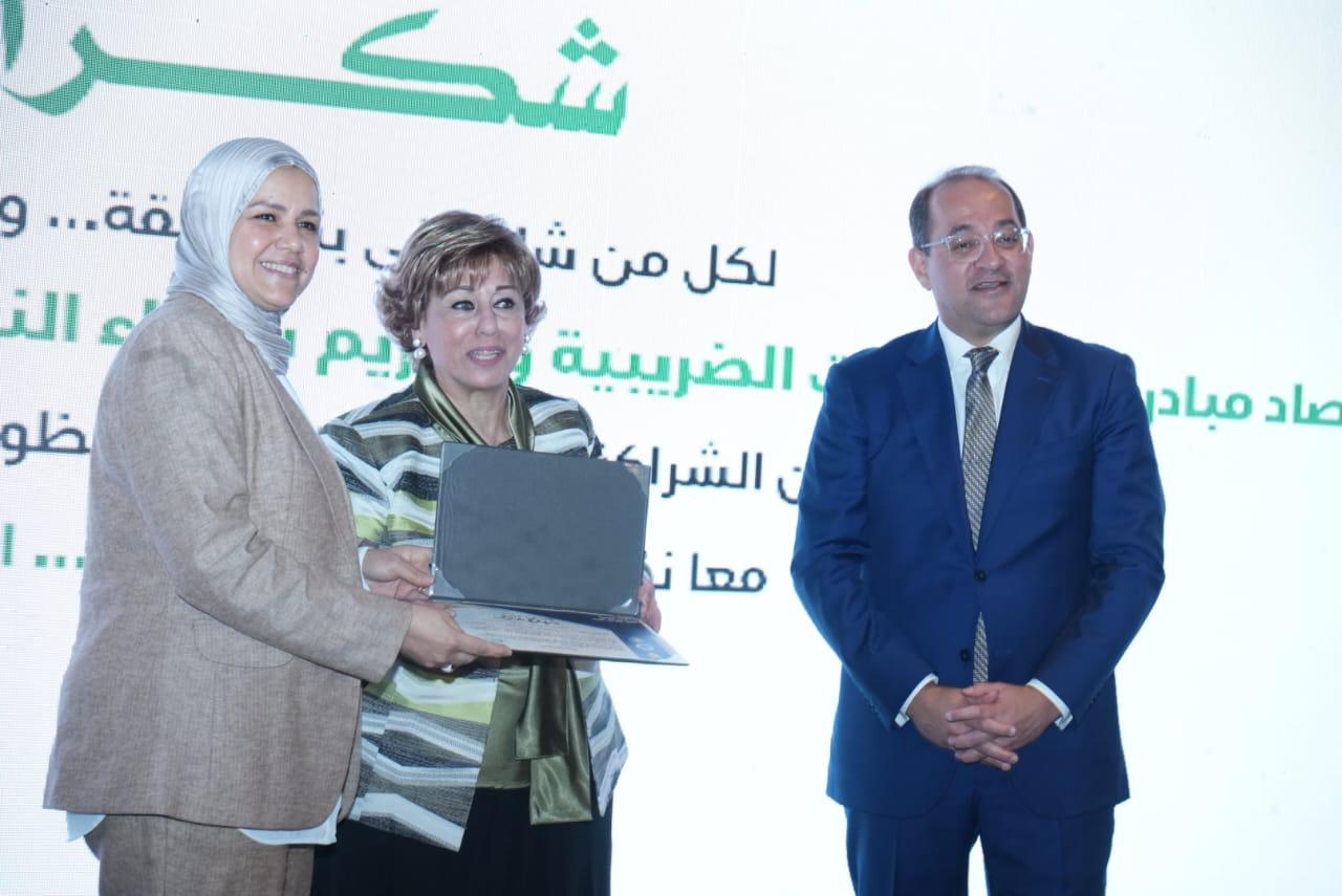 وزير المالية يكرم عددًا من الممولين المتميزين