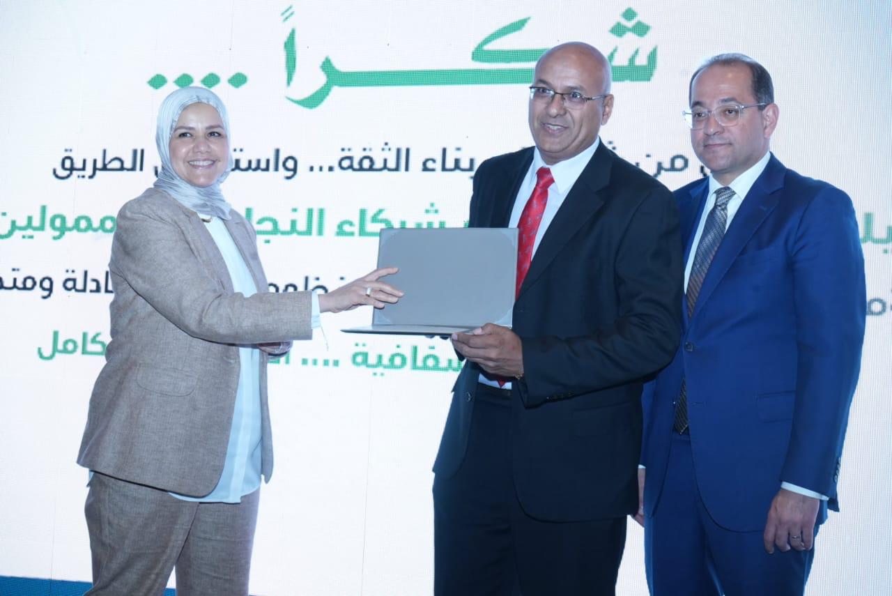 وزير المالية يكرم عددًا من الممولين المتميزين