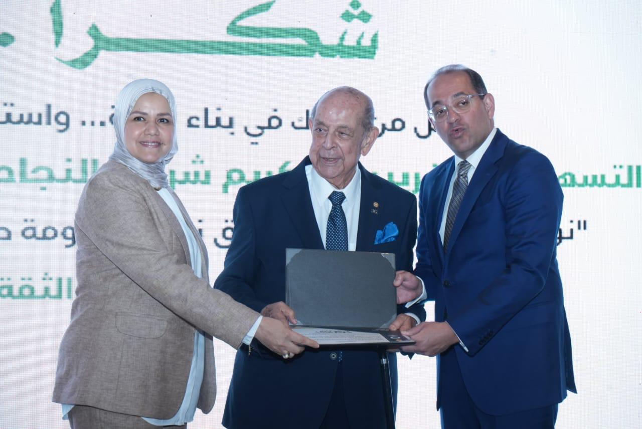 وزير المالية يكرم عددًا من الممولين المتميزين
