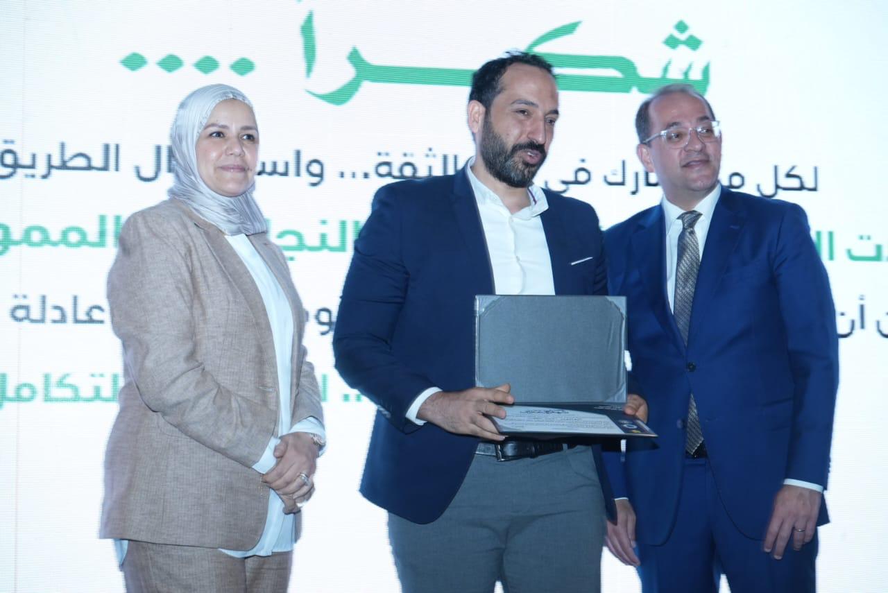 وزير المالية يكرم عددًا من الممولين المتميزين
