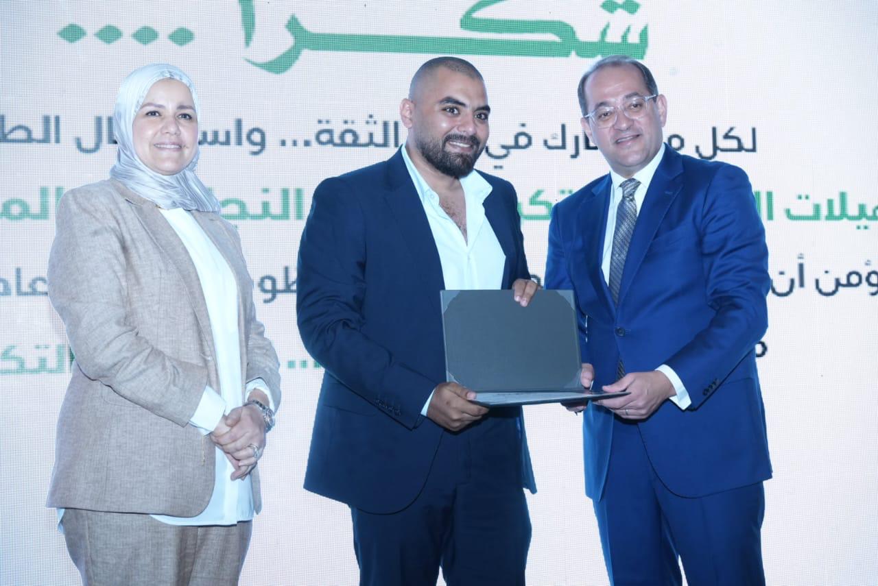وزير المالية يكرم عددًا من الممولين المتميزين