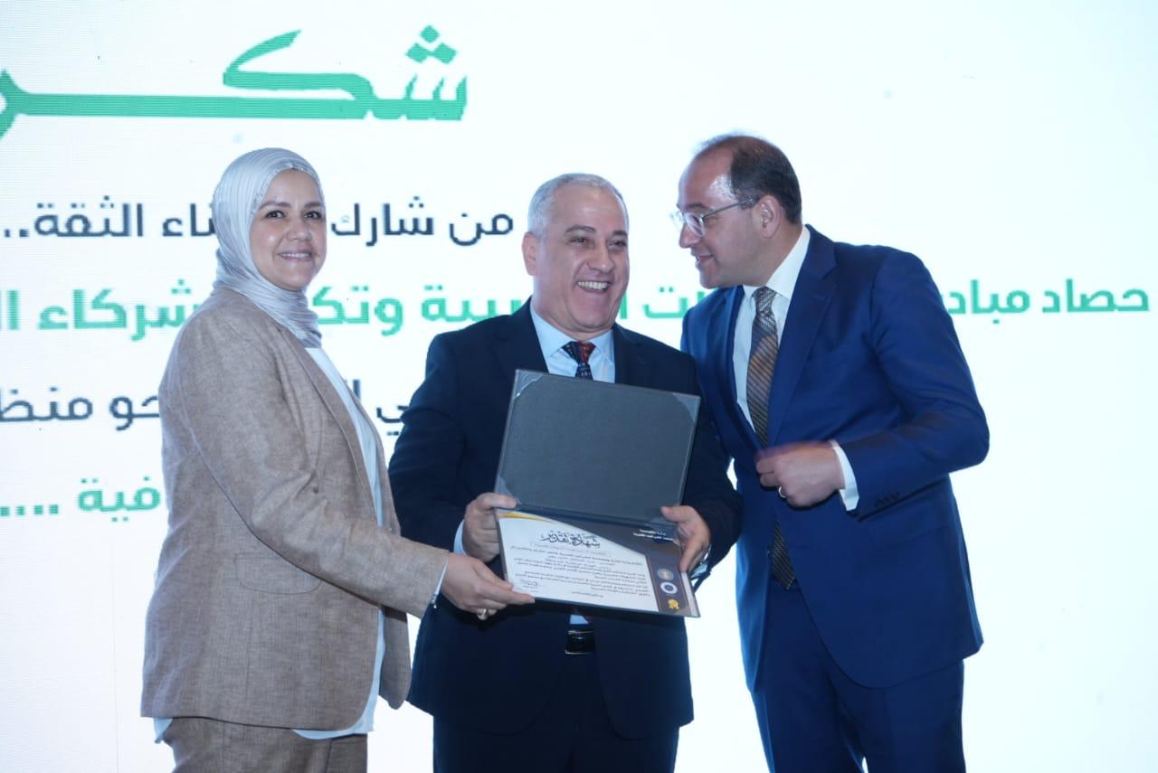 وزير المالية يكرم عددًا من الممولين المتميزين