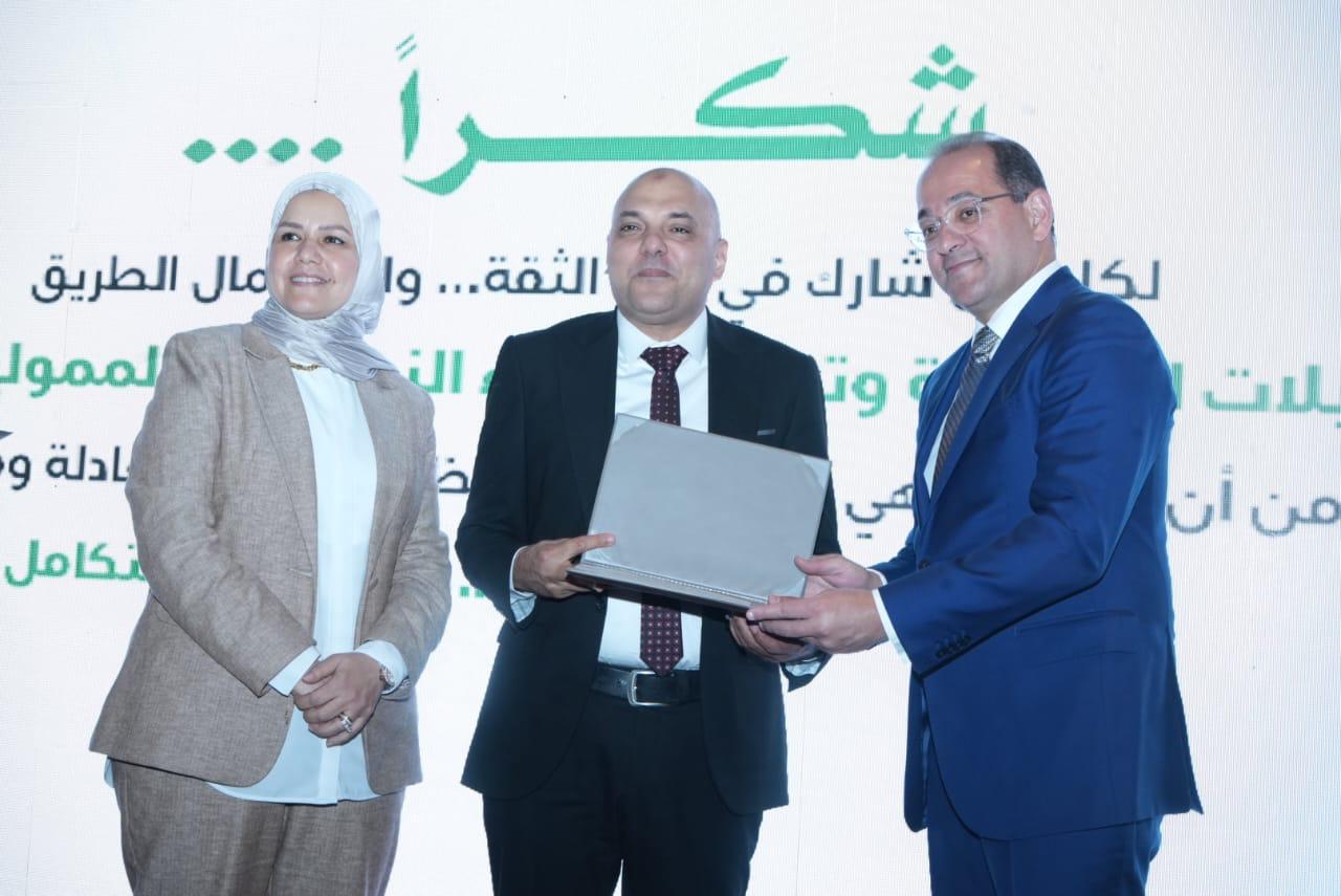 وزير المالية يكرم عددًا من الممولين المتميزين