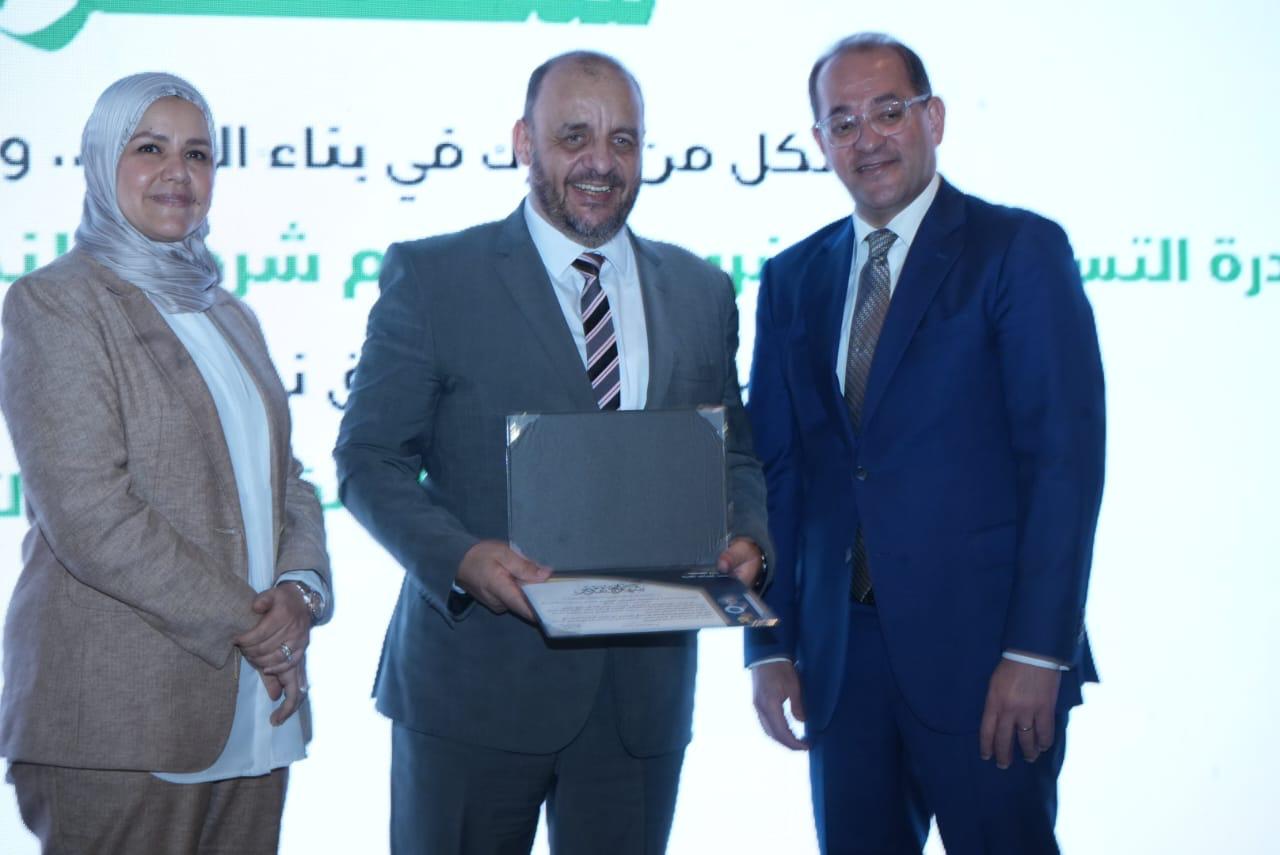 وزير المالية يكرم عددًا من الممولين المتميزين