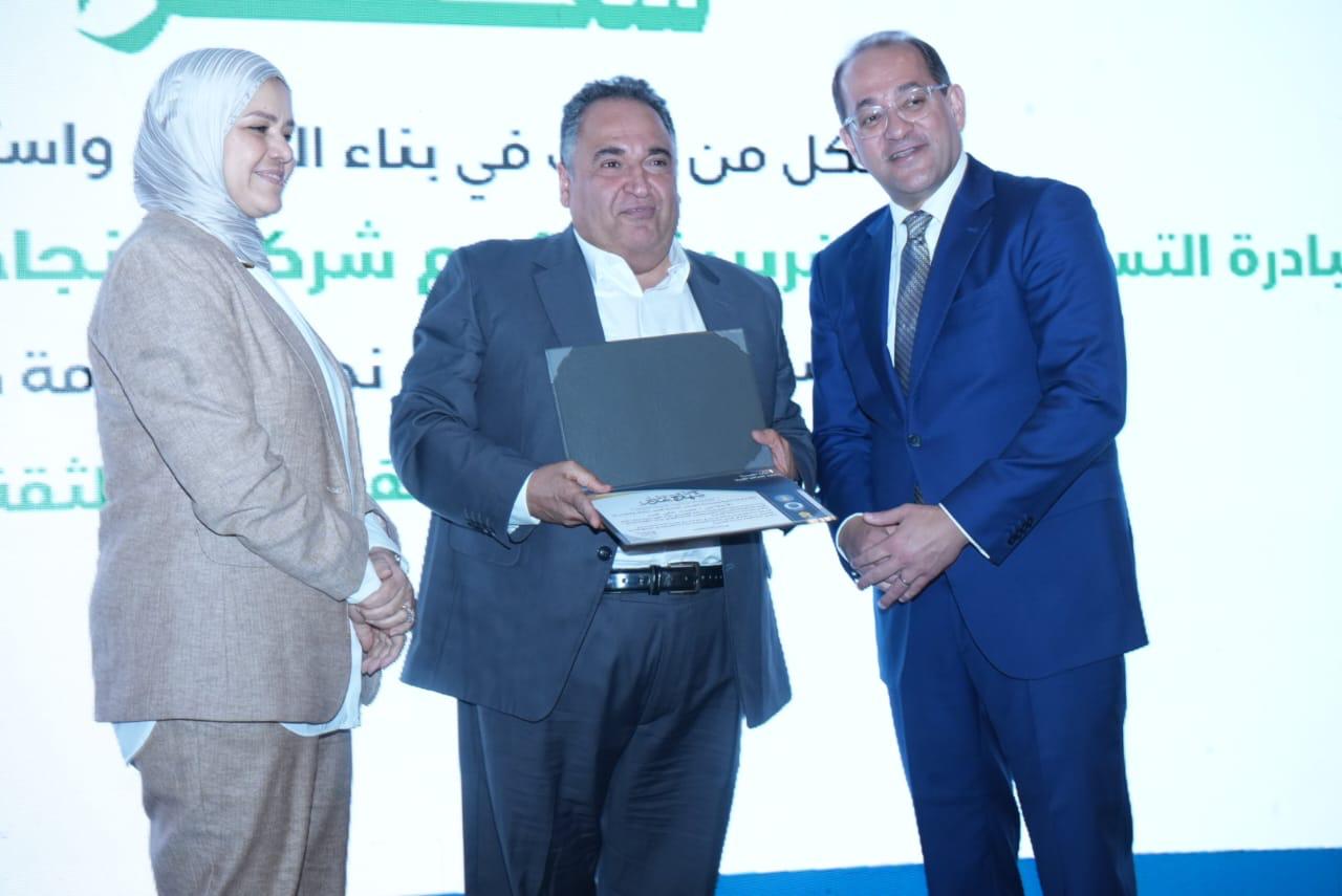 وزير المالية يكرم عددًا من الممولين المتميزين