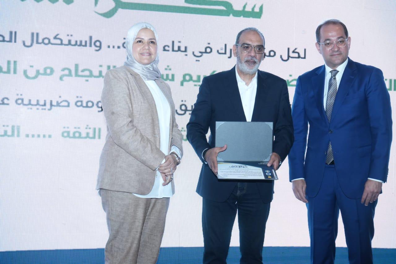 وزير المالية يكرم عددًا من الممولين المتميزين