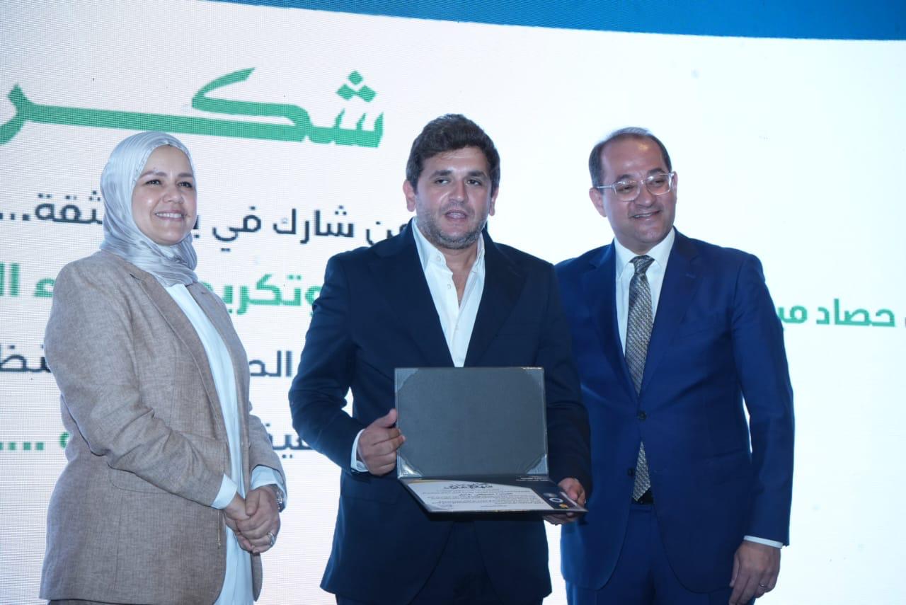 وزير المالية يكرم عددًا من الممولين المتميزين