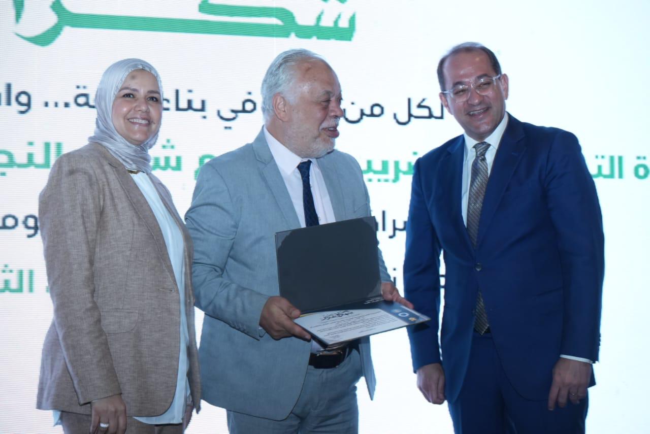 وزير المالية يكرم عددًا من الممولين المتميزين
