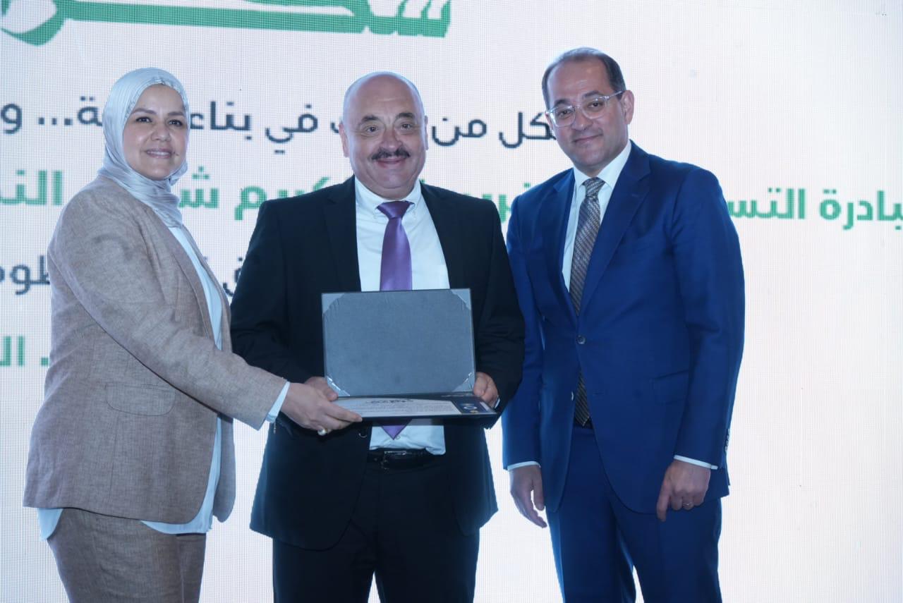 وزير المالية يكرم عددًا من الممولين المتميزين