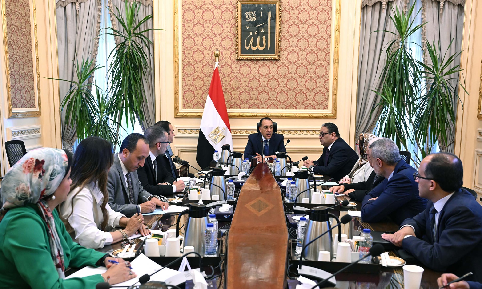 رئيس الوزراء يلتقي أعضاء اللجنة الاستشارية للاقتصاد الكلي