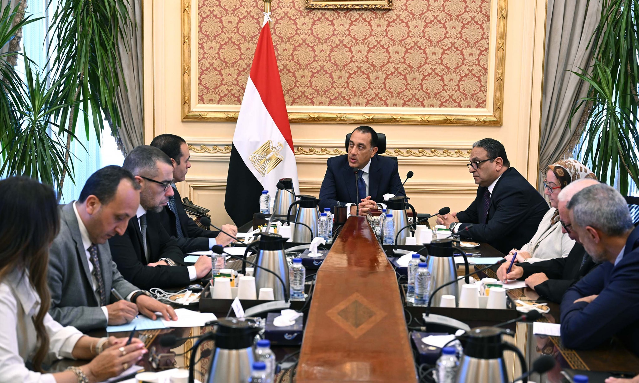 رئيس الوزراء يلتقي أعضاء اللجنة الاستشارية للاقتصاد الكلي