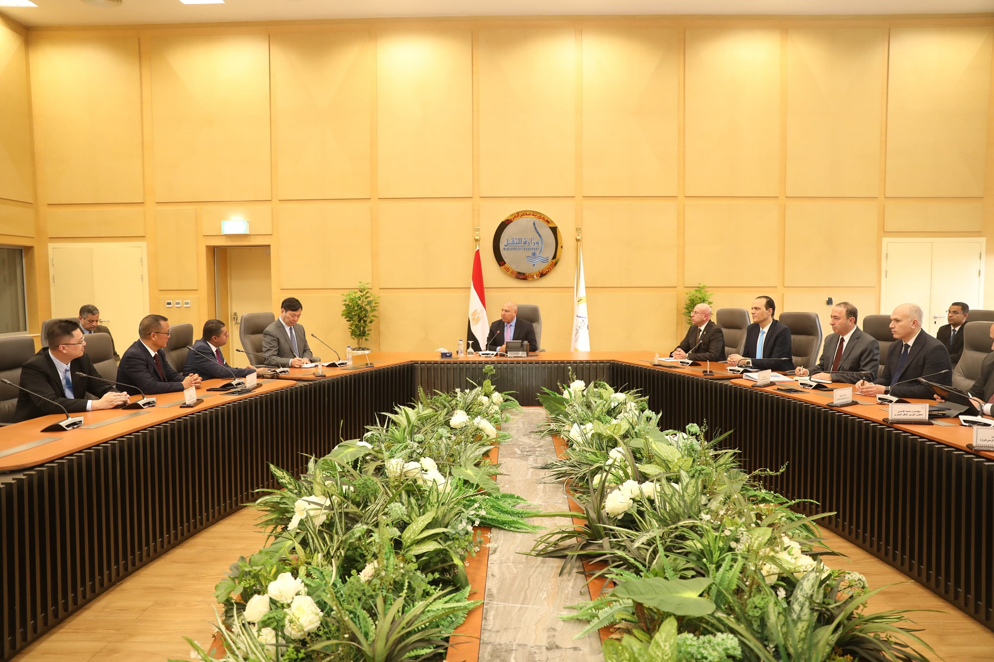 الوزير يشهد توقيع عقد بناء سفينتين جديدتين من سفن الصب الجاف