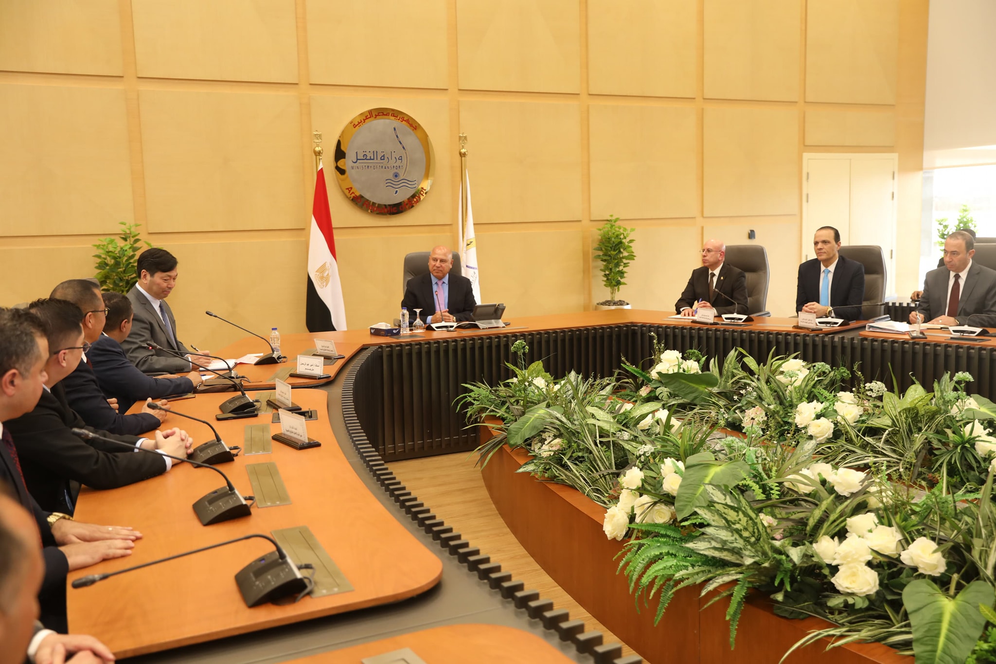 الوزير يشهد توقيع عقد بناء سفينتين جديدتين من سفن الصب الجاف