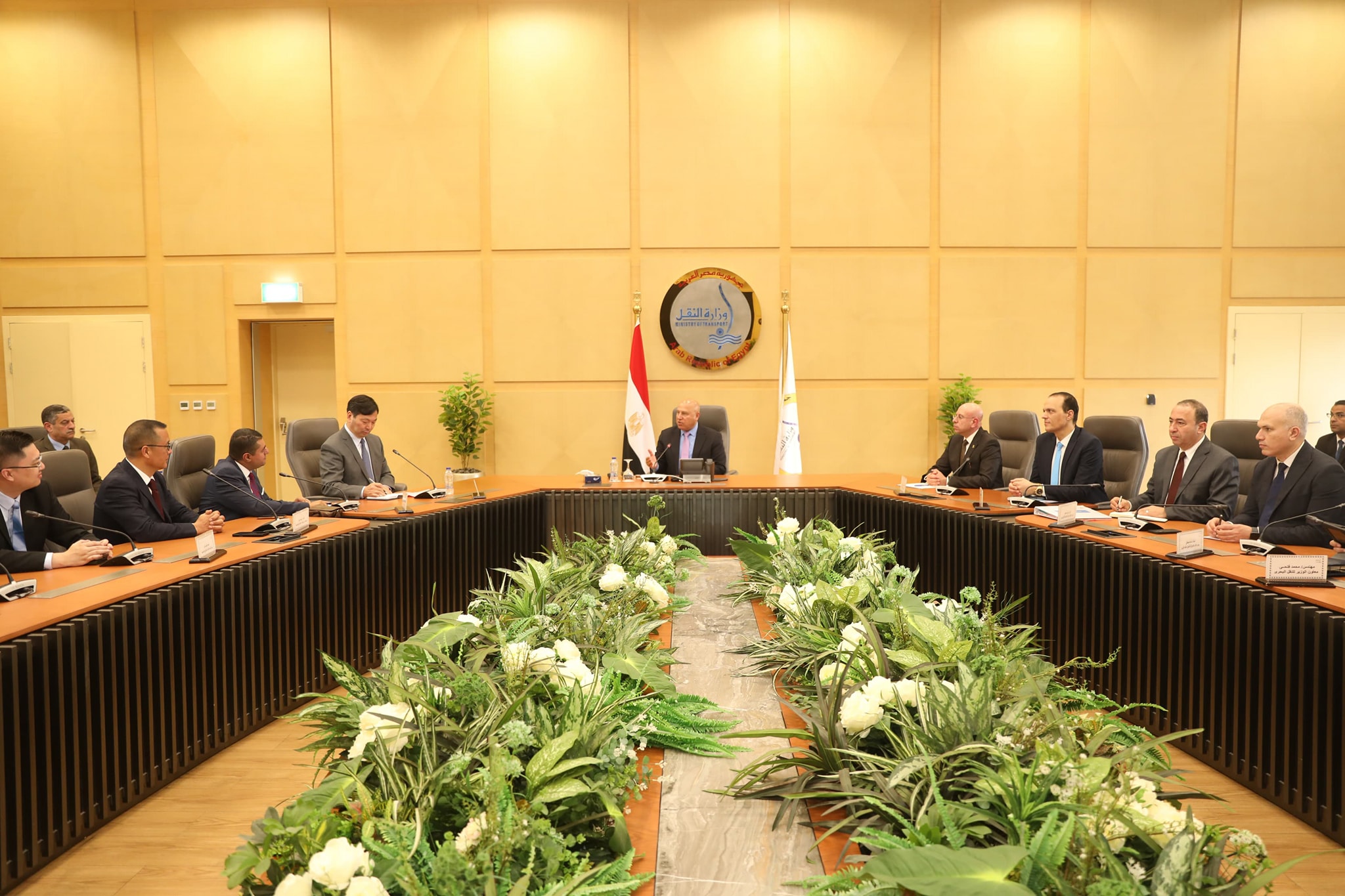 الوزير يشهد توقيع عقد بناء سفينتين جديدتين من سفن الصب الجاف