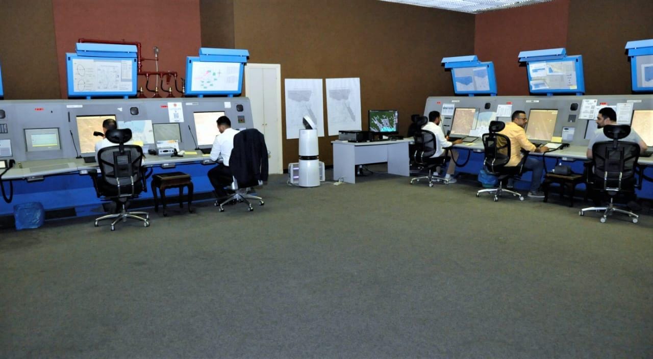 وزير الطيران يتفقد مركز القاهرة للملاحة الجوية