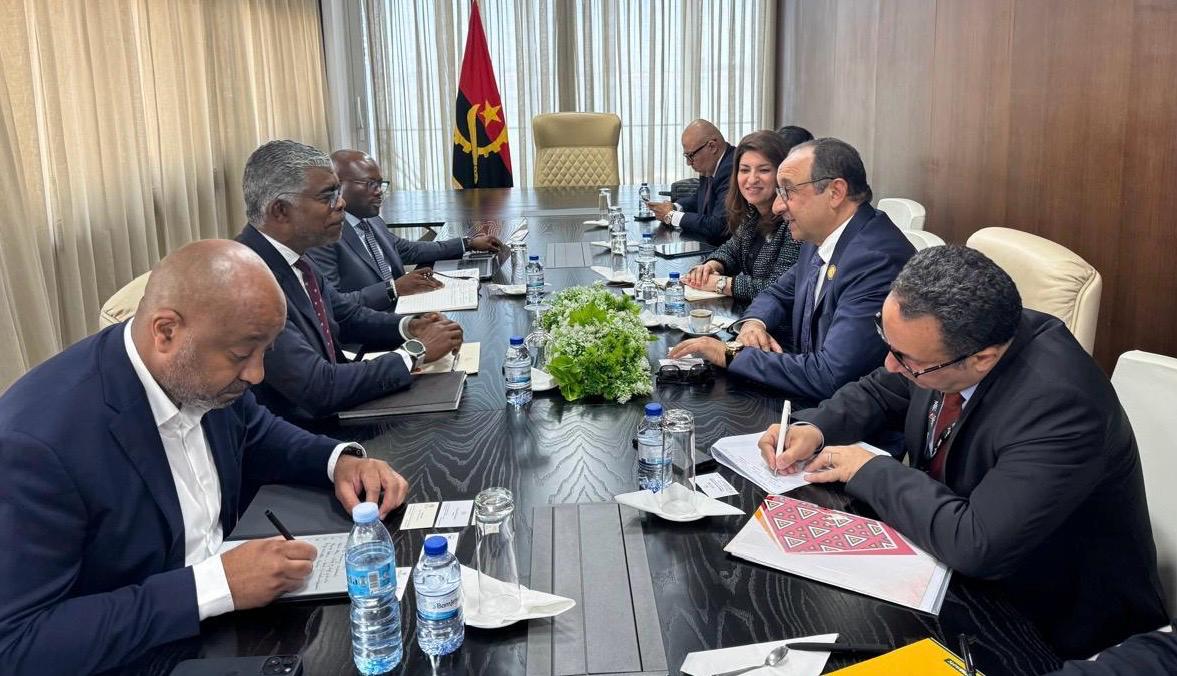 وزير قطاع الأعمال يلتقي بوزيري النقل والبترول الأنجوليين