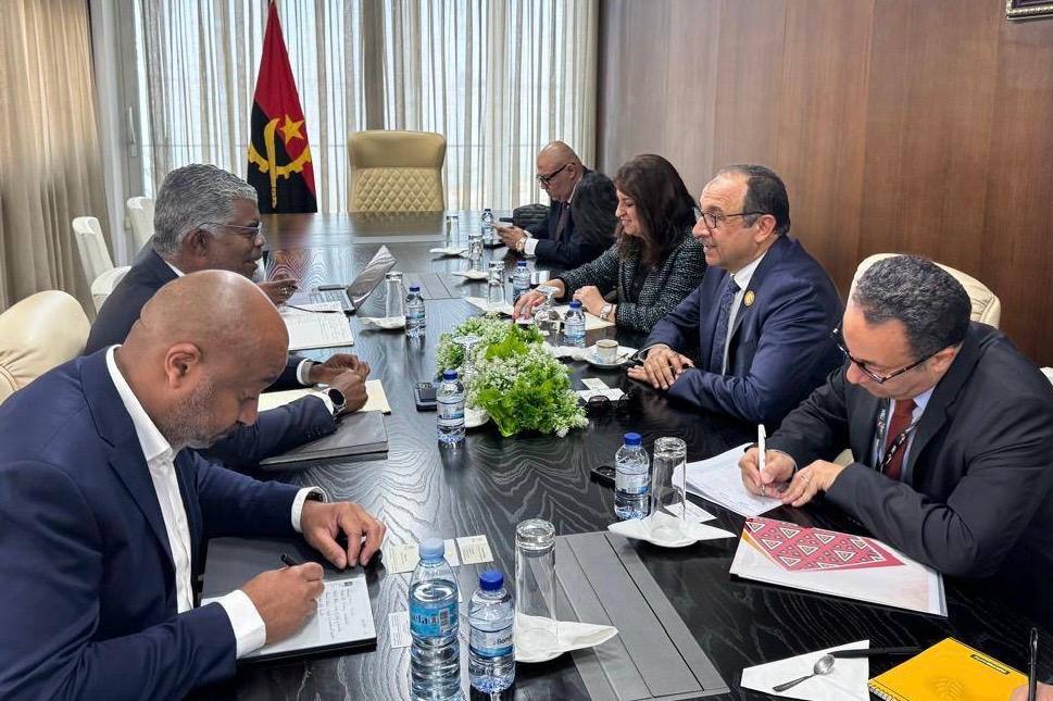 وزير قطاع الأعمال يلتقي بوزيري النقل والبترول الأنجوليين