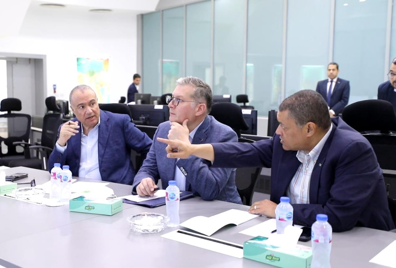 وزير البترول يتفقد مركز التحكم الرئيسي بالشبكة القومية للغاز الطبيعي