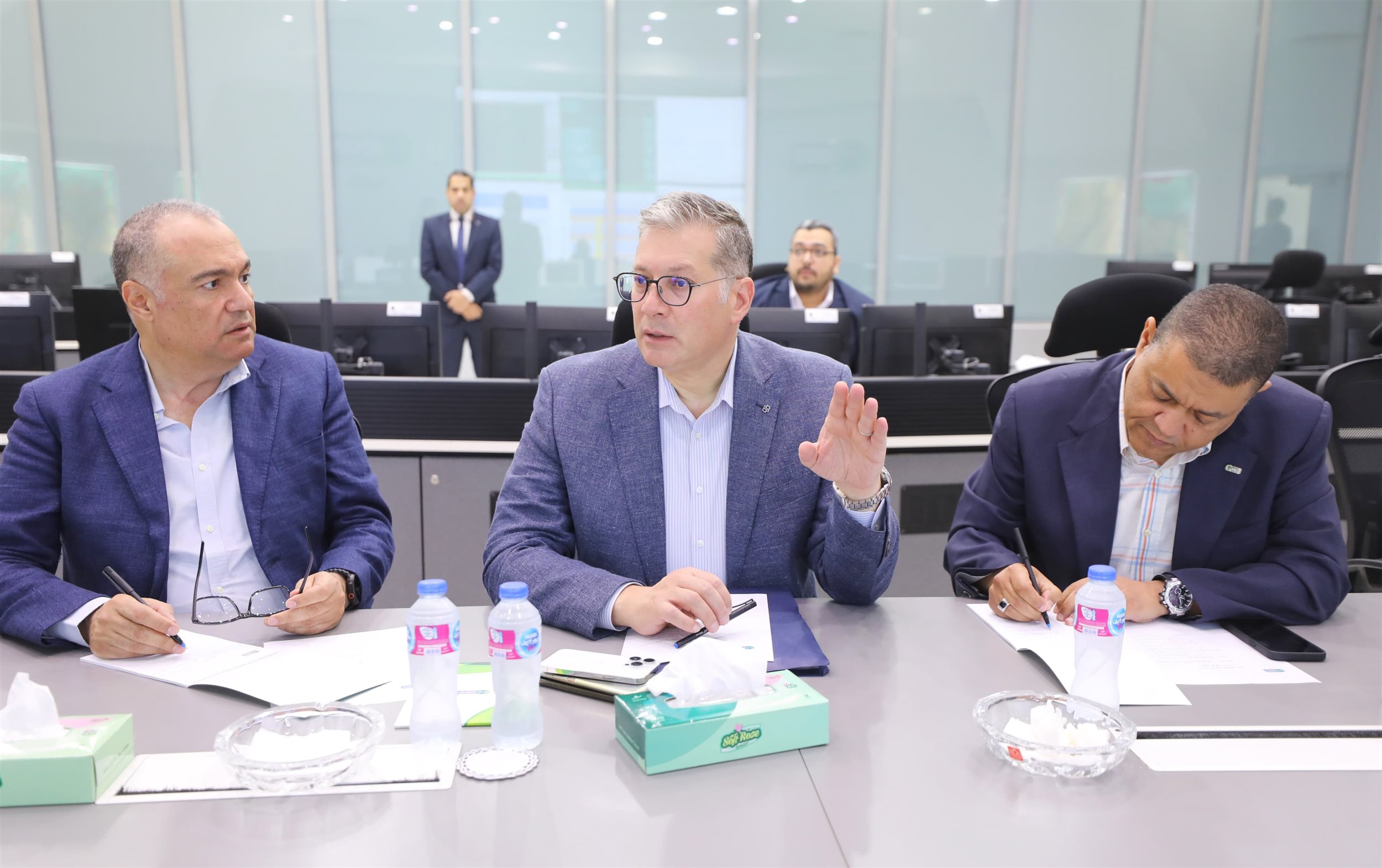 وزير البترول يتفقد مركز التحكم الرئيسي بالشبكة القومية للغاز الطبيعي