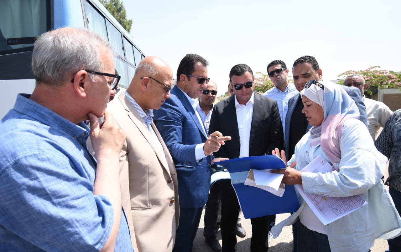 وزير الإسكان يتفقد مشروع الإسكان الأخضر وتطوير شبكة الصرف الصناعي