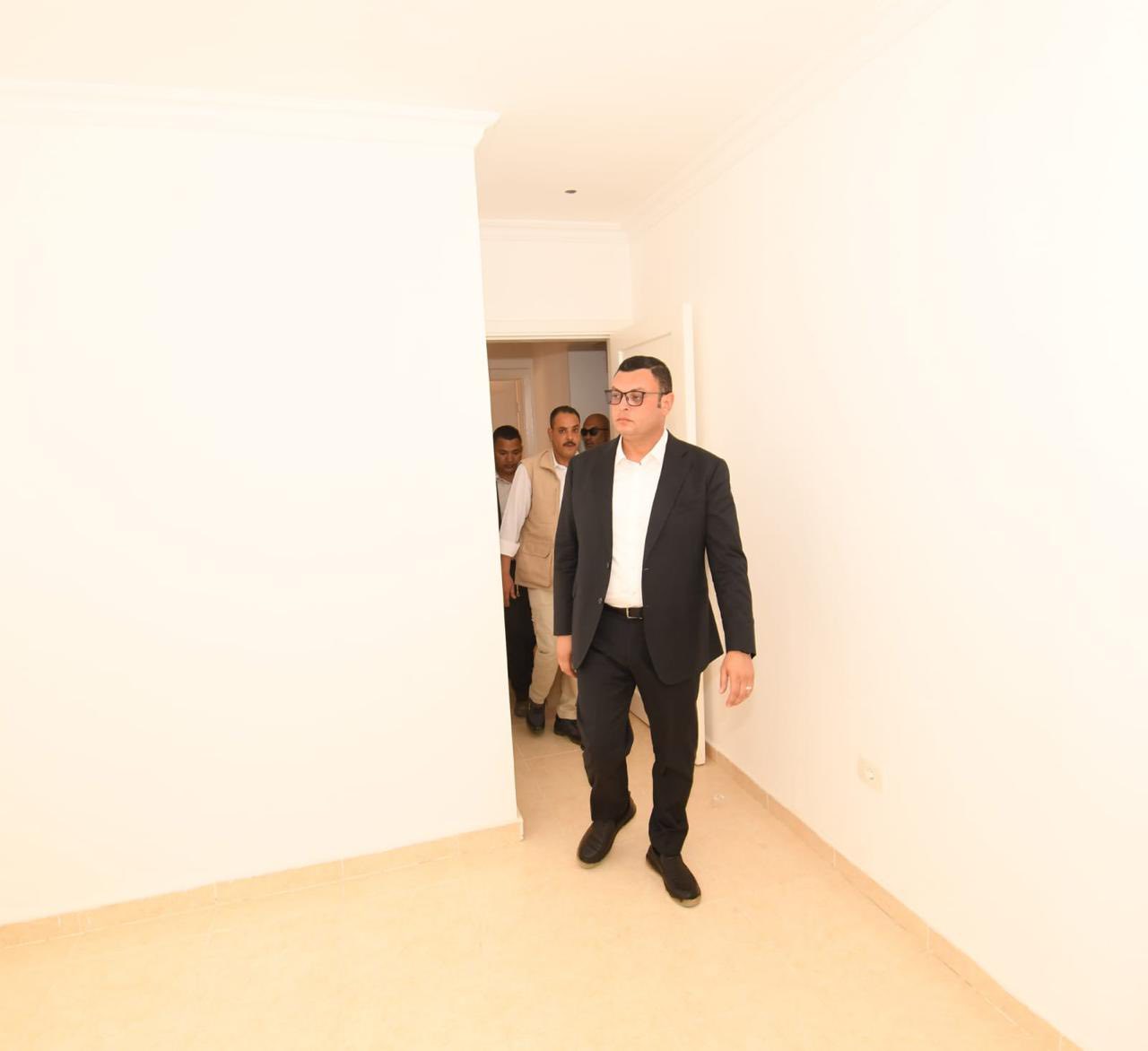 وزير الإسكان يتفقد مشروع الإسكان الأخضر وتطوير شبكة الصرف الصناعي
