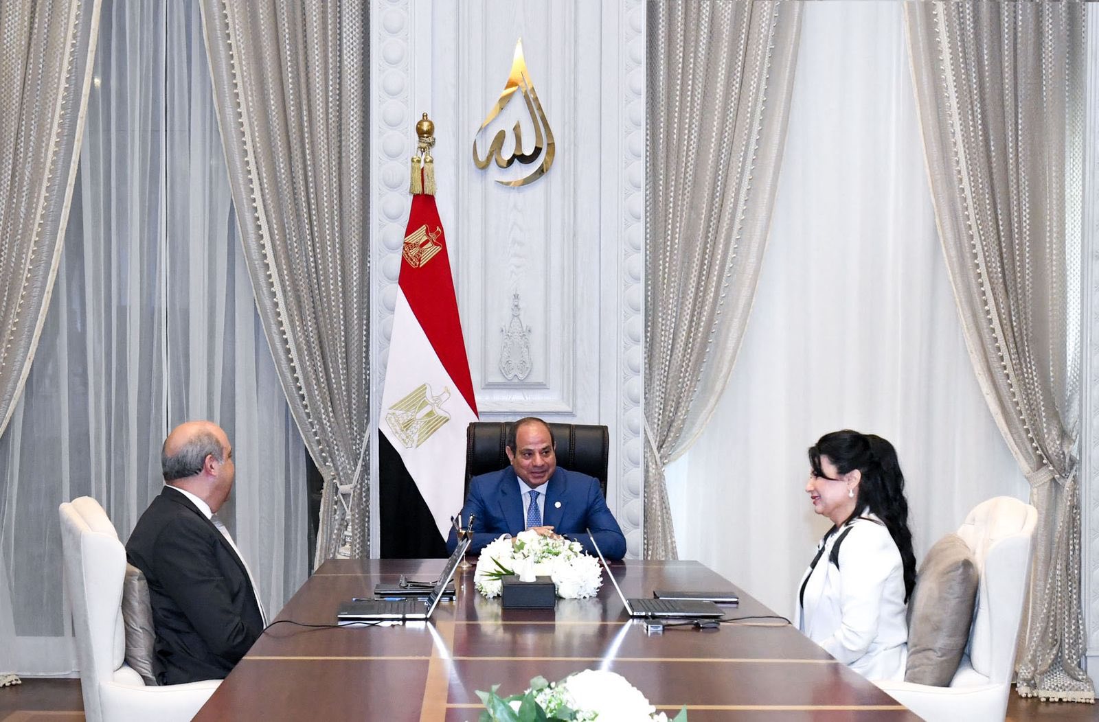 الرئيس السيسي يجتمع مع وزير الطيران ورئيسة شركة مصر للطيران