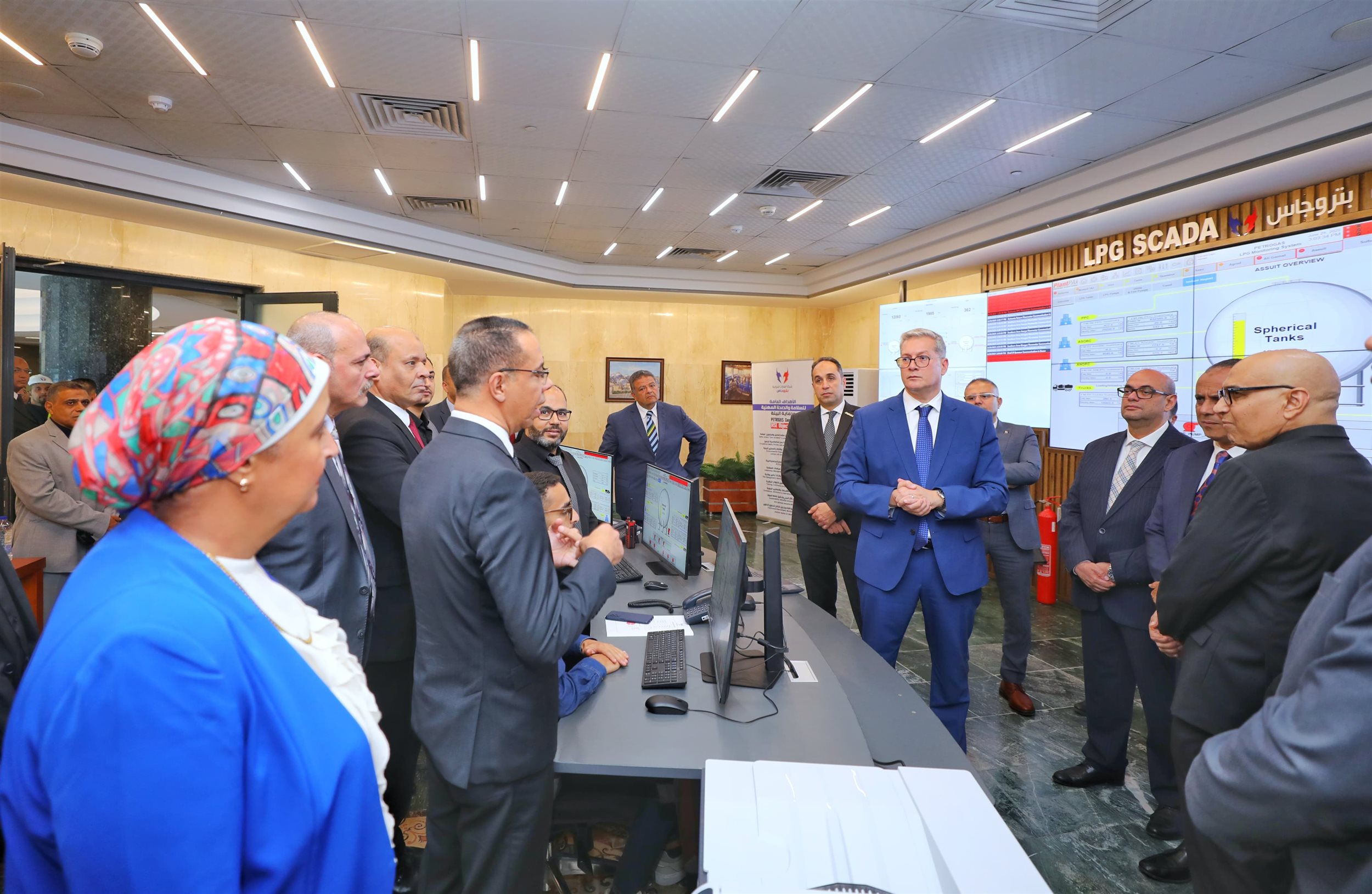 وزير البترول يتفقد مشروع منظومة سكادا