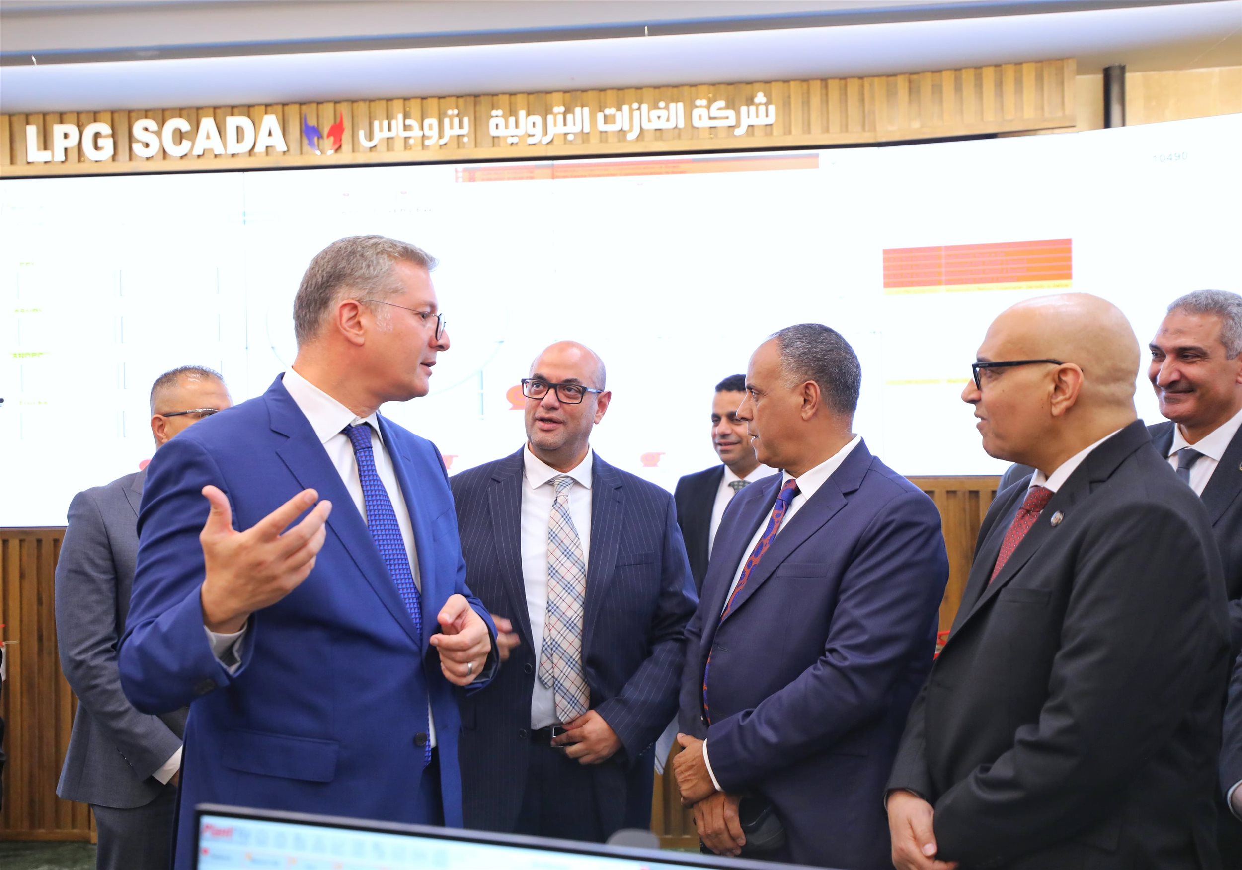 وزير البترول يتفقد مشروع منظومة سكادا