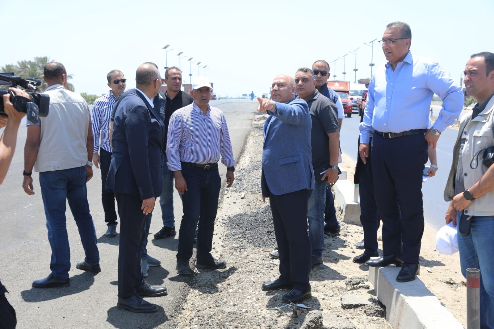 الوزير يتفقد مشروع تطوير الطريق الدائري الإقليمي
