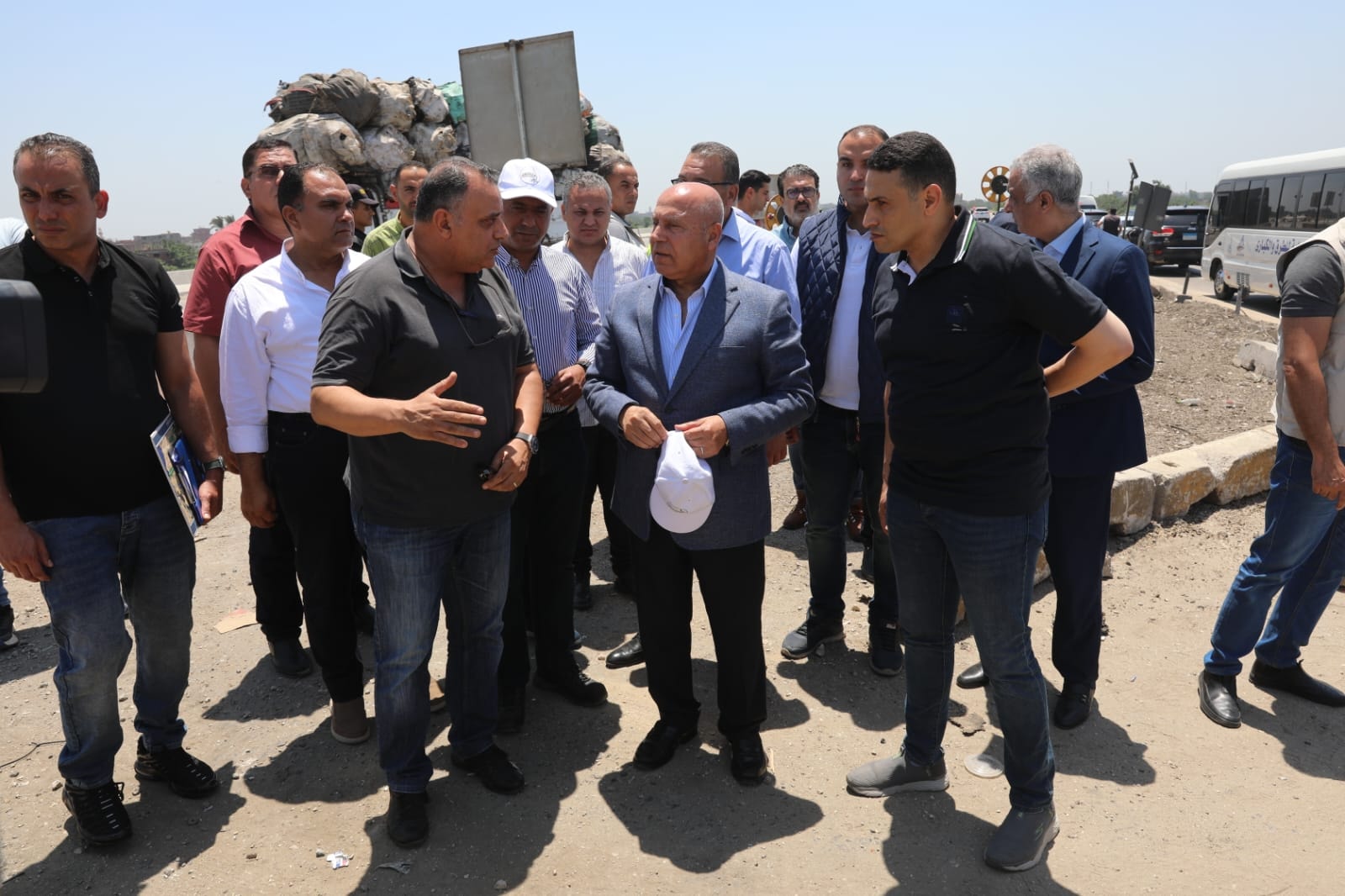 الوزير يتفقد مشروع تطوير الطريق الدائري الإقليمي