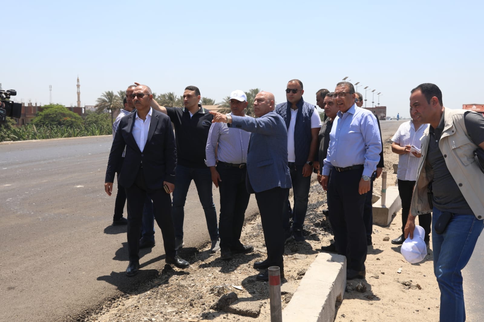 الوزير يتفقد مشروع تطوير الطريق الدائري الإقليمي