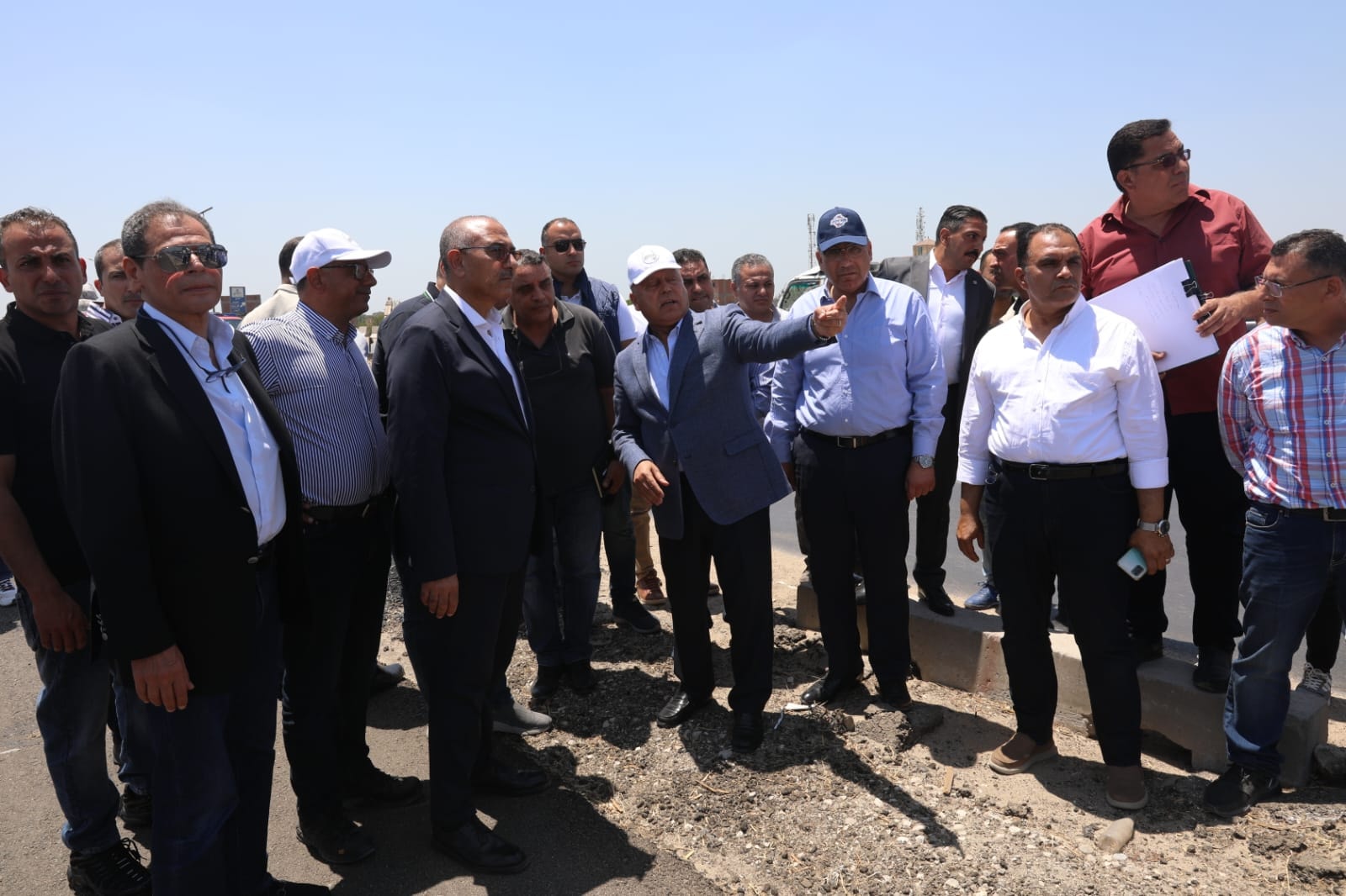 الوزير يتفقد مشروع تطوير الطريق الدائري الإقليمي