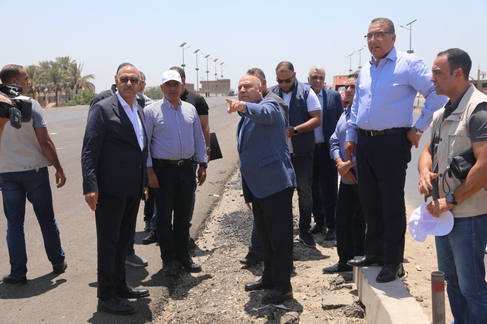 الوزير يتفقد مشروع تطوير الطريق الدائري الإقليمي