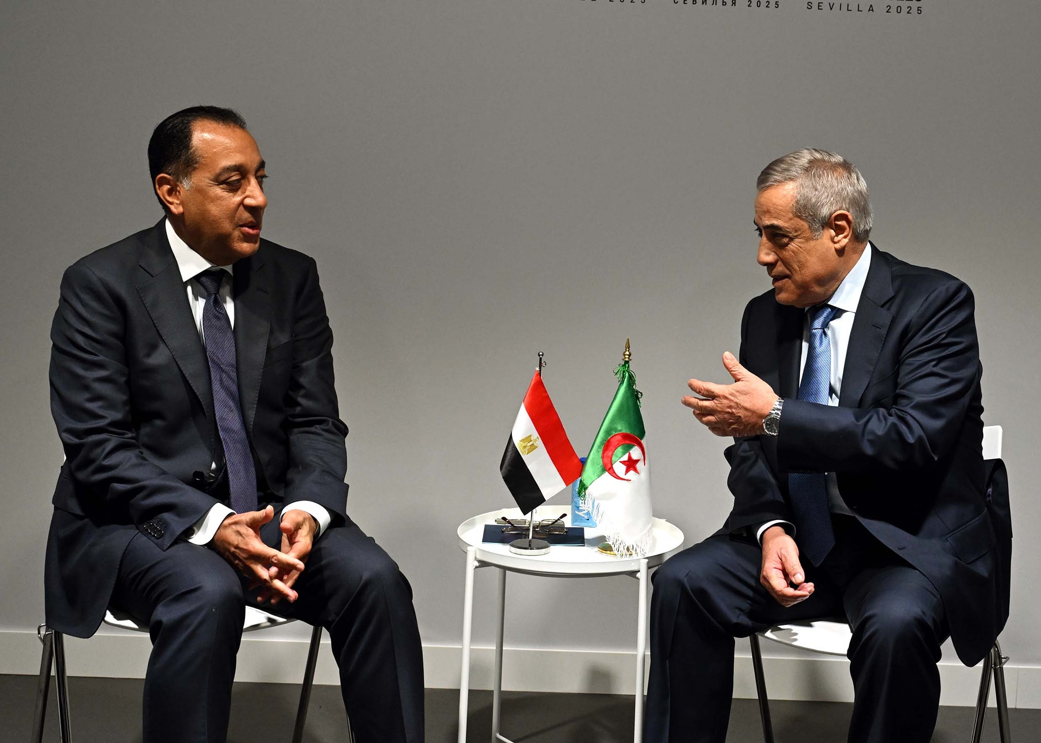 رئيس الوزراء يلتقى نظيره الجزائرى